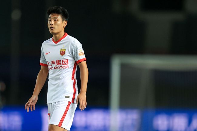 拜仁1-0领先曼联【比赛焦点瞬间】第5分钟，安东尼内切尝试一脚兜射，打高了第8分钟，安东尼右路过掉金玟哉，随后突破至底线被卡位了第10分钟，凯恩禁区前一脚低射，球速太慢被奥纳纳拿下第18分钟，穆西亚拉倒在禁区里，裁判没有理会第23分钟，卢克-肖禁区前尝试一脚远射，诺伊尔将球击出底线第23分钟，加纳乔与科曼在底线发生冲突，双方球员围了上来第26分钟，萨内中路杀出直冲禁区，险些一条龙！